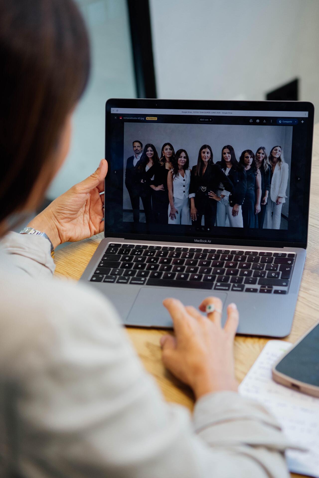Paula vienda en la pantalla del ordenador la foto del team quiros